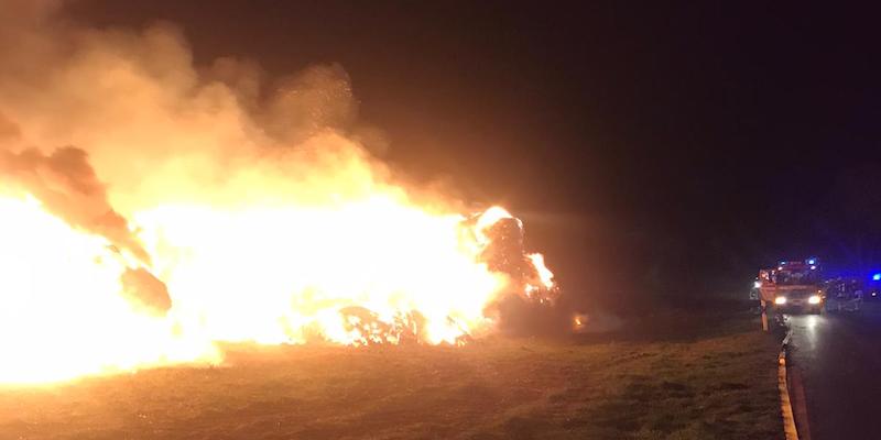 150 Feuerwehrkräfte im Einsatz: Strohballen brennen bei Ottenstein 